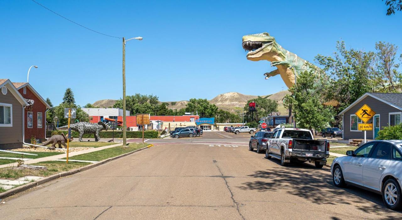 Raptor Retreat L Central L Big Dinosaur L Sleeps 9 Drumheller Exterior photo